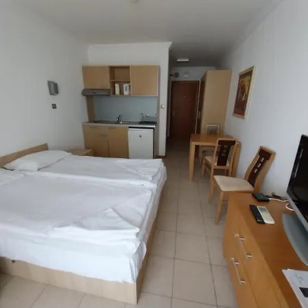 Apartahotel Private Studio In Emerald Beach Ravda